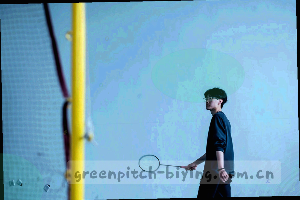 手机屏幕上的战报时间轴，进球与换人事件按时间纵向排列